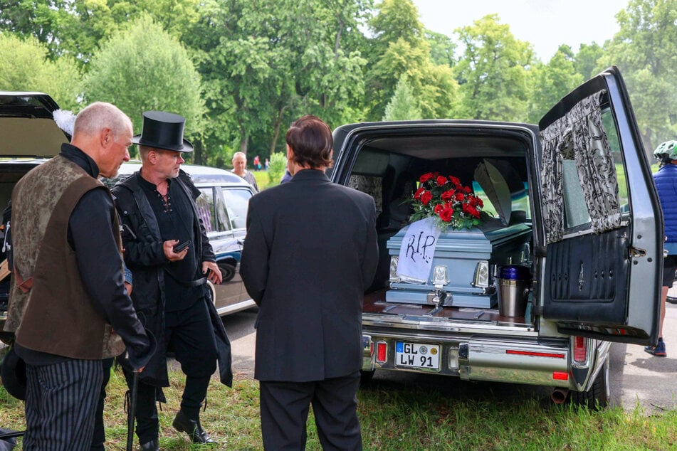 Mit viel Liebe zum Detail wurden die Leichenwagen dekoriert.