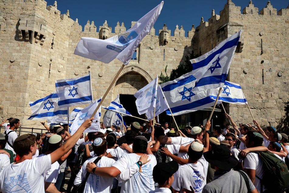 Israeli nationalists attack reporters and Palestinians in East Jerusalem Flag March