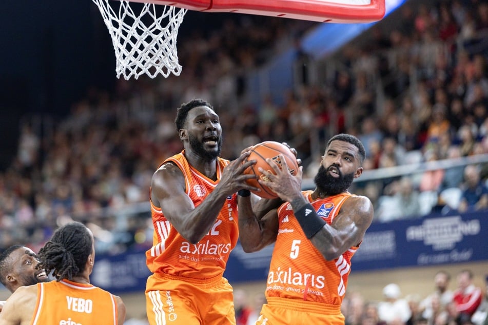 Der Amerikaner Corey Davis (mit Amadou Sow) gehörte mit 23 Punkten zu den überragenden Spielern bei den Niners.