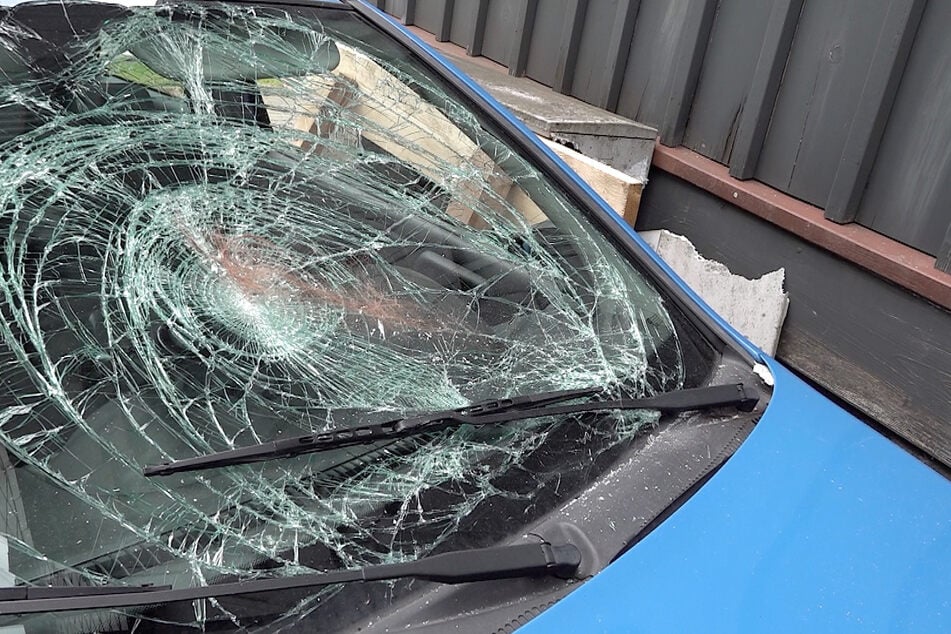 Der zuerst getroffene Kleinwagen erfasste eine Mutter mit ihrem Kind, beide wurden verletzt in ein Krankenhaus gebracht.