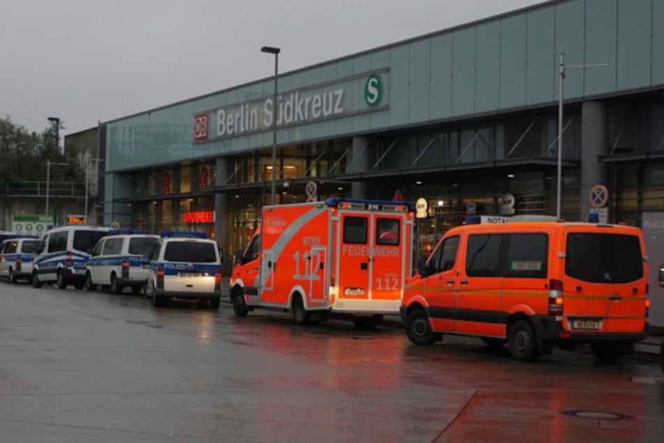 Mehrere Einsatzkräfte der Polizei und der Feuerwehr sind vor Ort.