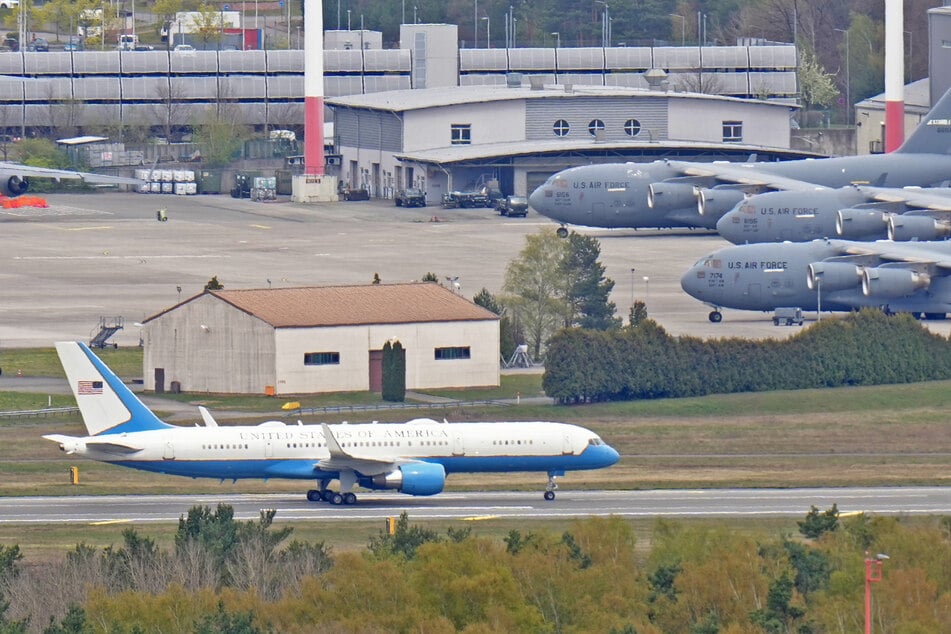 Der Republikaner nutzte einen Tankstopp der "Air Force Two", um dem Stützpunkt einen Besuch abzustatten.