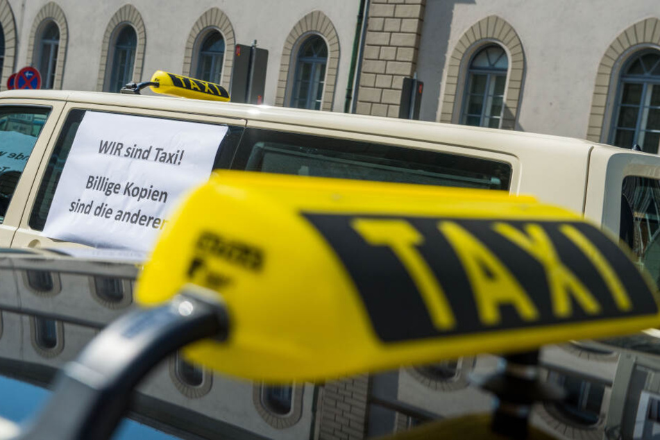 Taxifahrer fürchten sich vor der Konkurrenz und wollen am Mittwoch in Bayern ein Zeichen setzten. (Archivbild)