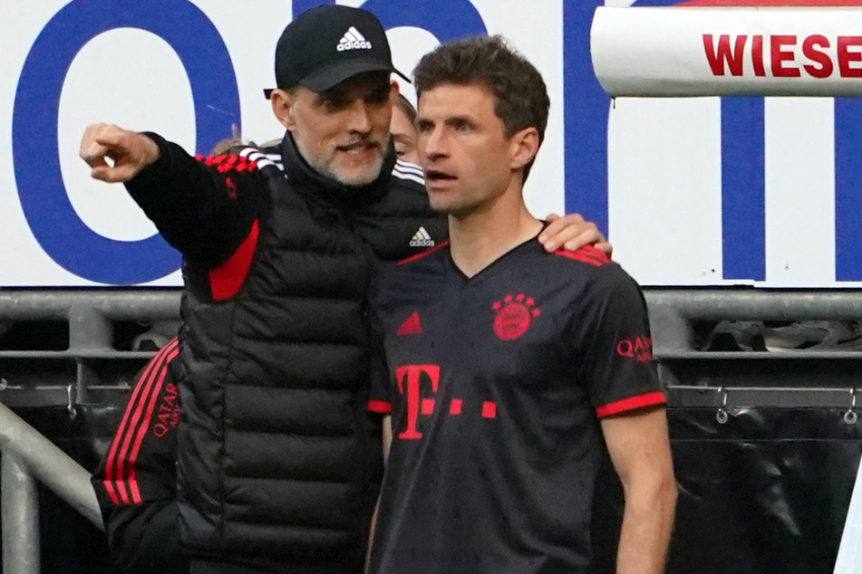 Thomas Müller (33) kommt beim FC Bayern München derzeit oftmals von der Bank - auch unter dem neuen Trainer Thomas Tuchel (49, l.).