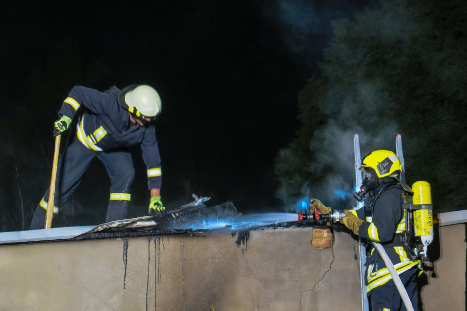 Die Feuerwehr musste das Dach der Garage öffnen, um alle Glutnester zu finden.