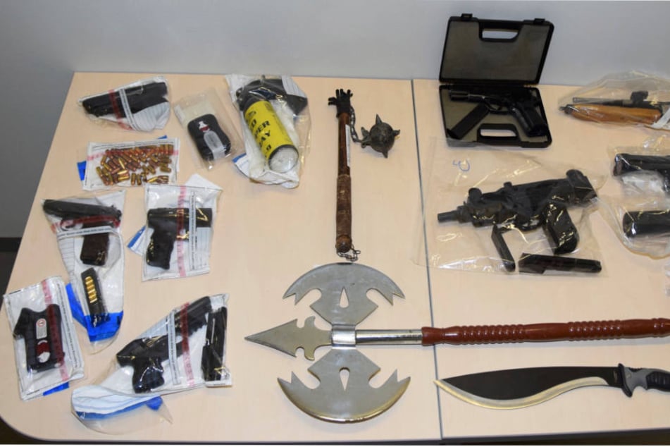 Unter anderem diese Gegenstände wurden bei der Razzia sichergestellt.