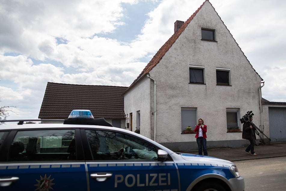 Vor dem "Horror-Haus" in Höxter steht Ende April 2016 ein Streifenwagen.