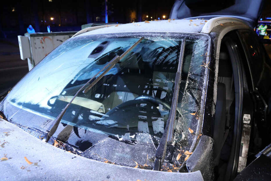 Die Frontscheibe des Autos war nur zur Hälfte freigekratzt.