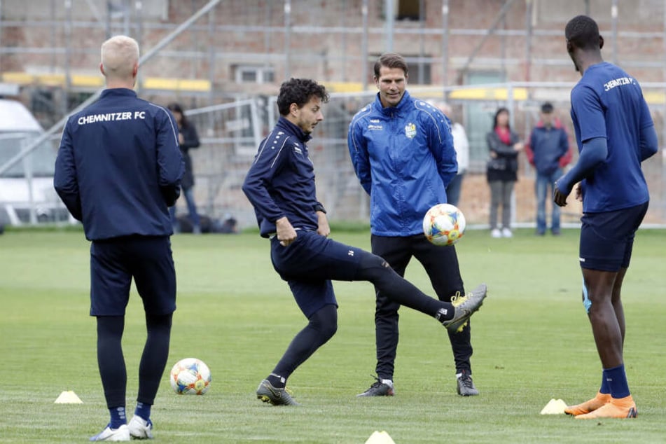 Patrick Glöckner (2.v.r) beim Training mit seinen Jungs. Am Ball Philipp Hosiner.