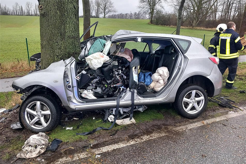 Ein 21-Jähriger ist am heutigen Samstag in Sievershagen mit seinem Wagen gegen einen Baum gefahren. Er erlag später seinen Verletzungen.