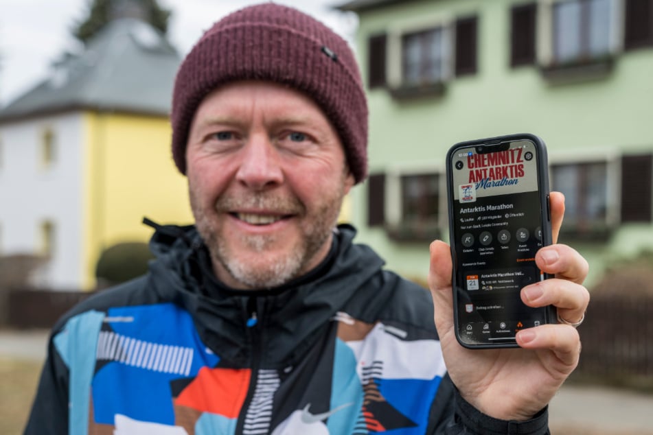 Initiator Alexander Seidel mit Smartphone. Infos zum Antarktismarathon stehen auf der Website.