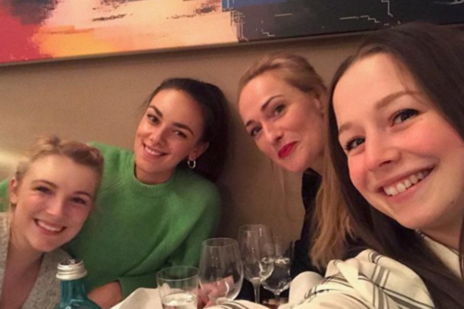 Seltener Anblick: Iris Mareike Steen (26) postet ein Foto mit ihren (Ex-)Kolleginnen Janina Uhse (28, v.l.), Eva Mona Rodekirchen (41) und Senta-Sofia Delliponti (28).
