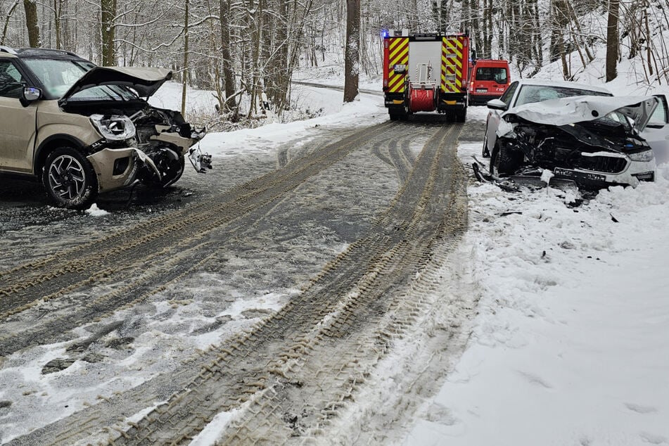 Die beiden Autos krachten auf der S297 frontal zusammen.