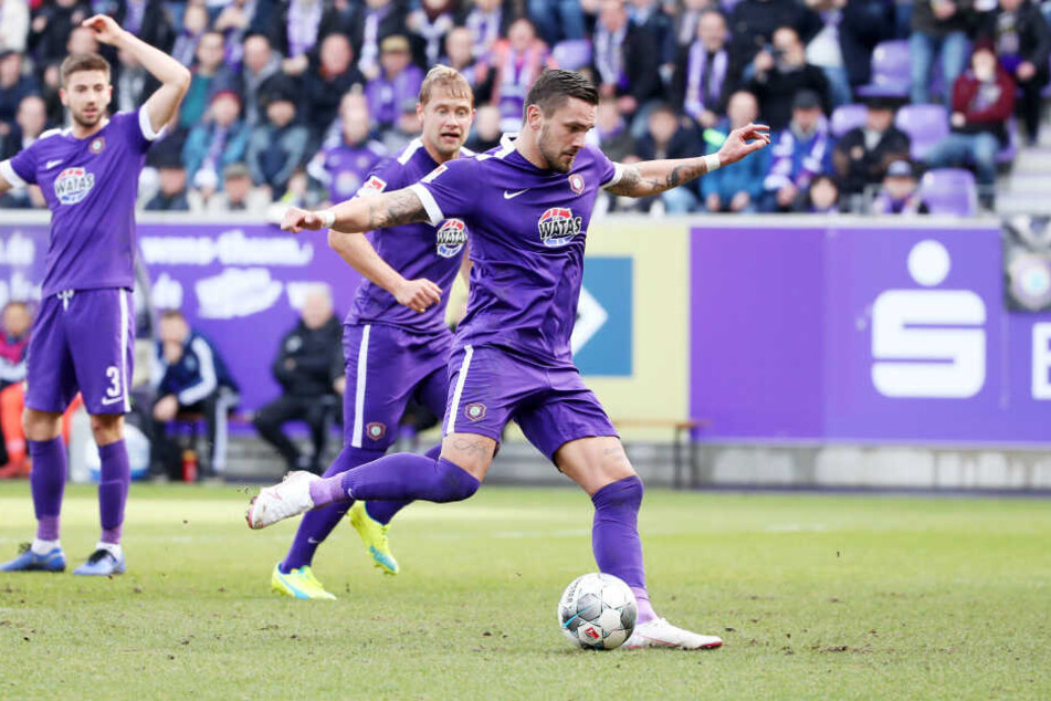 Aue-Stürmer Pascal Testroet zieht ab und trifft zum 1:0.