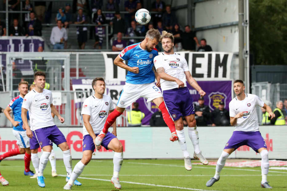 Stefan Thesker (l.) im Kopfballduell mit Philipp Zulechner.