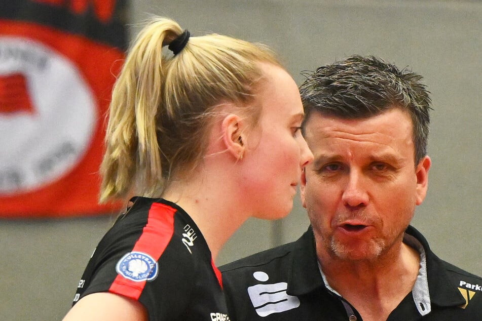 Kapitänin Jennifer Janiska (29) und Trainer Alexander Waibl (55) können aufatmen: Der DSC entging einem Hammerlos wie Stuttgart oder Schwerin.