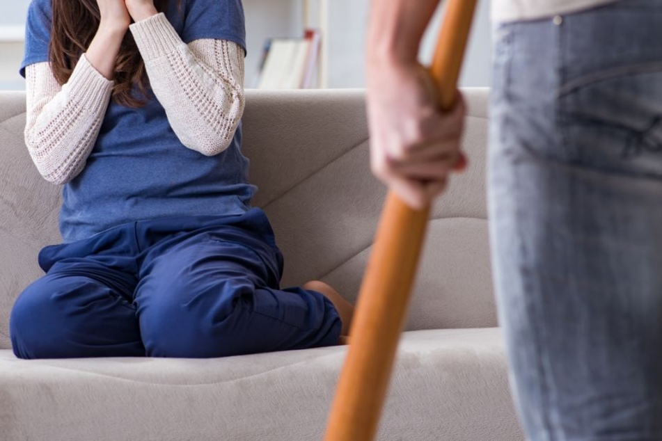Der 18-Jährige soll seine Freundin brutal verprügelt haben (Symbolbild).