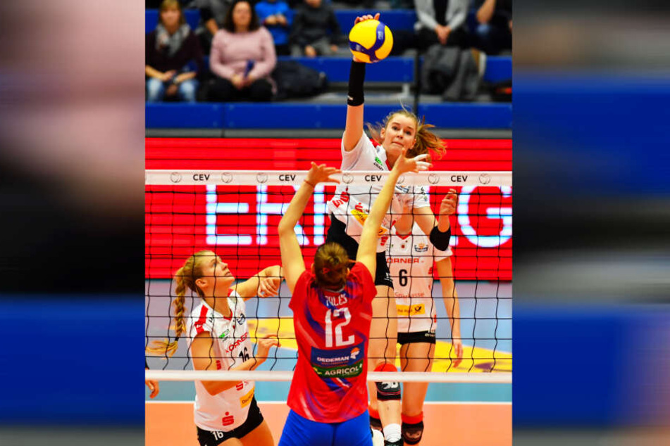 Das klappte gegen Bacau super: Brie King (l.) spielte den Ball zu, Camilla Weitzel schlug zu. Die Mittelblockerin machte aus neun Angriffen sechs Punkte.