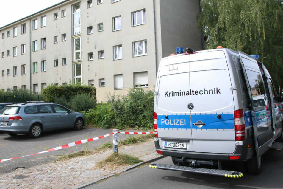 Ein Polizeiwagen der Kriminaltechnik steht vor dem Haus.