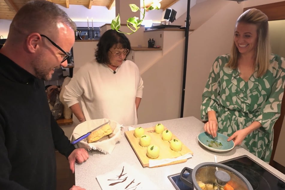 Trotz Überraschungsbesuch in der Küche lässt sich Rita nicht aus der Ruhe bringen.