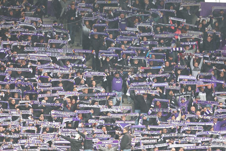 Die Fans von Erzgebirge Aue.