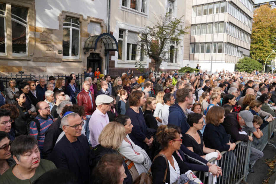 Hunderte Menschen nahmen an der Gedenkveranstaltung in Frankfurt teil.