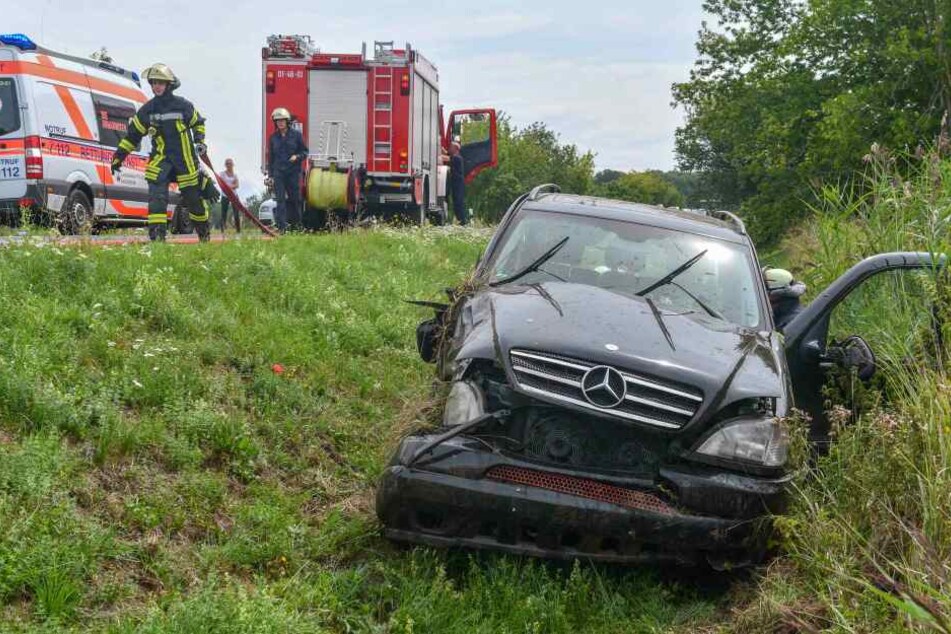 Ordentlich demoliert steht der Mercedes-SUV im Seitengraben im Magdeburger Stadtteil Prester.