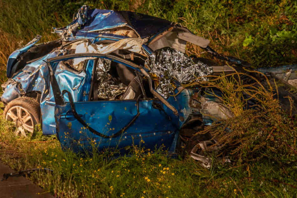 Das Wrack des völlig zerstörten Autos.