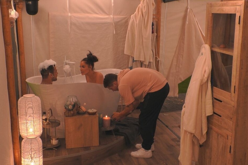Joey kümmerte sich ganz liebevoll um die Turteltauben, verwandelte das Badezimmer in einen romantischen Spa-Bereich.