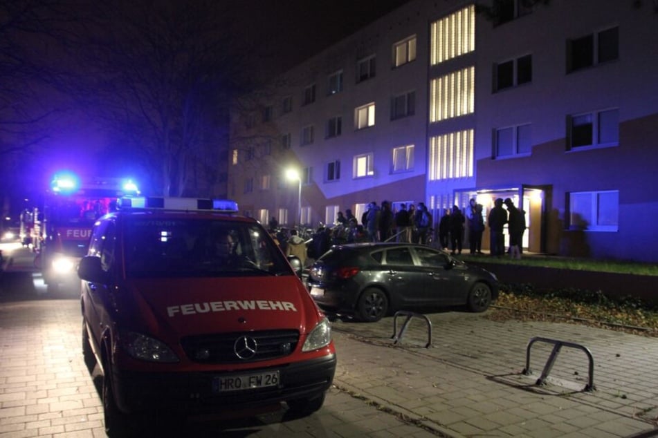 Die Studenten mussten das Gebäude verlassen.