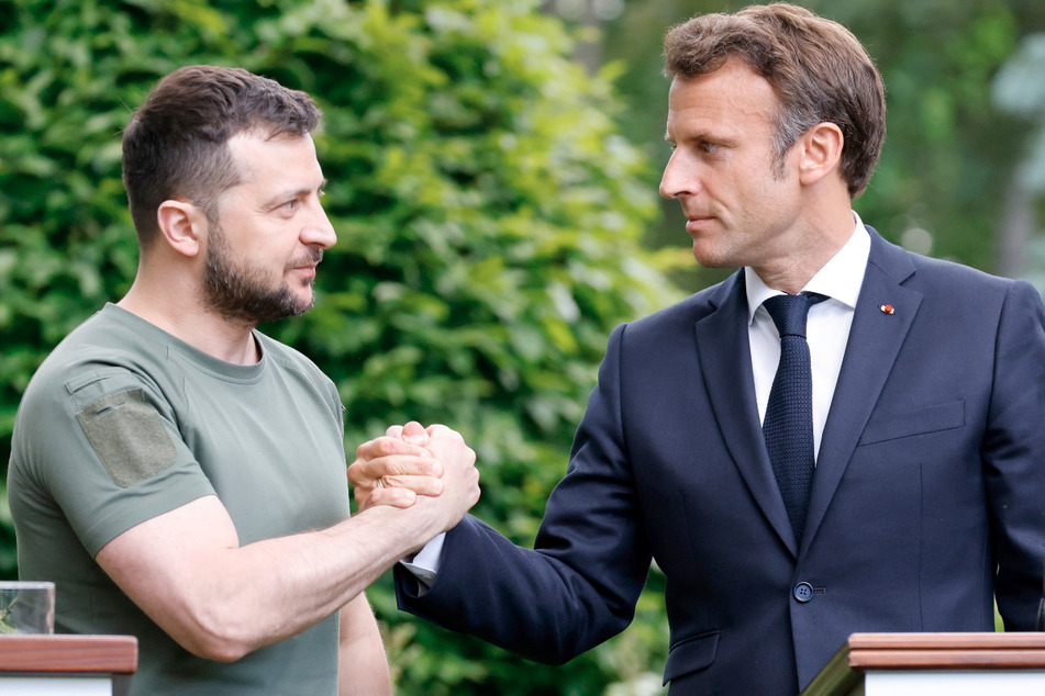 Nach einem Telefonat mit Wolodymyr Selenskyj (44, links) hat Frankreichs Präsident Emmanuel Macron (45) der Ukraine eine Lieferung "leichter Kampfpanzer" zugesagt.
