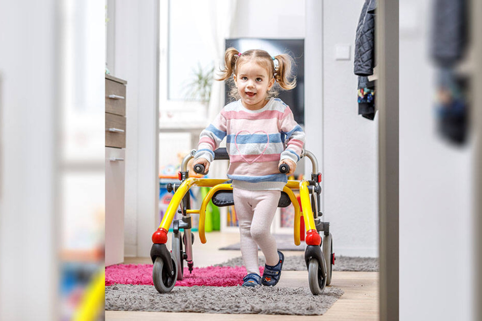 Durch tägliches Training mit dem Rollator kann die kleine Elena (2) schon besser laufen.