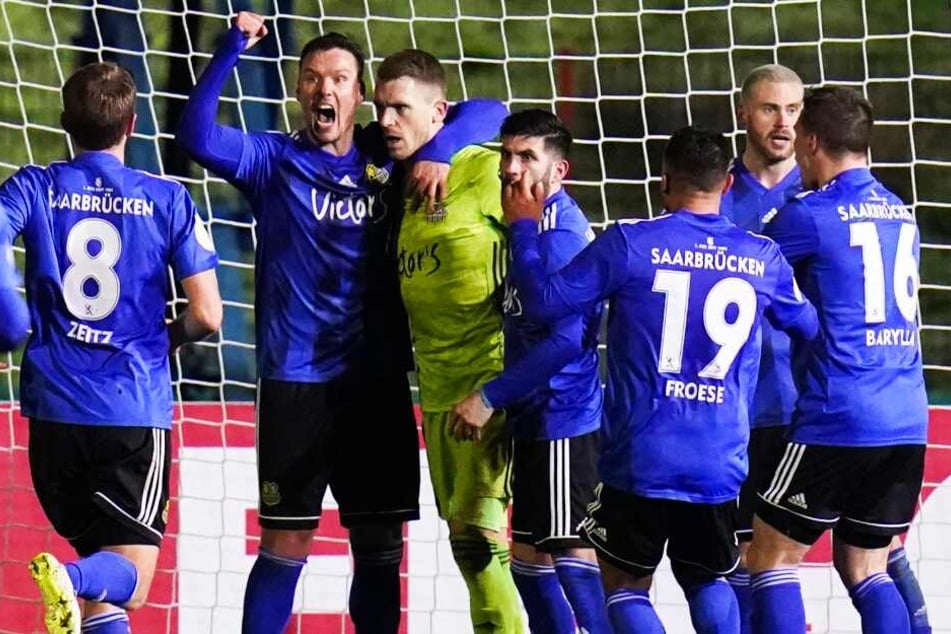 Saarbrücken-Keeper Daniel Batz (Dritter von links) avancierte zum Helden!
