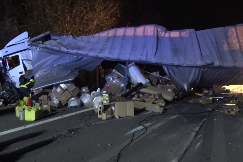 Einer der beiden Lastwagen krachte in die Lärmschutzwand und verlor Teile seiner Ladung.