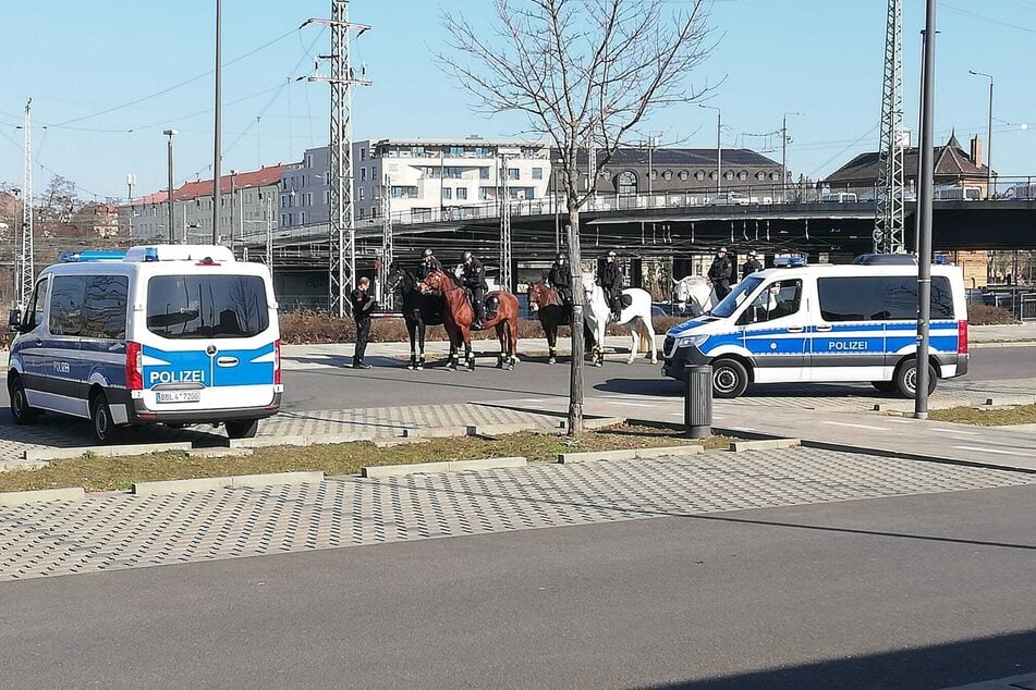 ... und einer Pferdestaffel in Stellung.