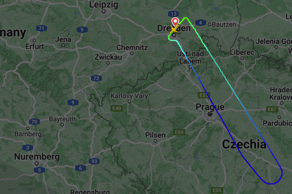 Über Tschechien drehte das Flugzeug wieder um und machte sich zurück auf den Weg zum Dresdner Flughafen.