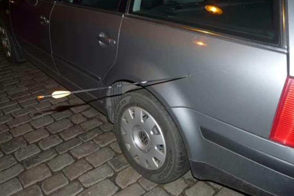 Der Schütze schoss mehrere Pfeile ab.