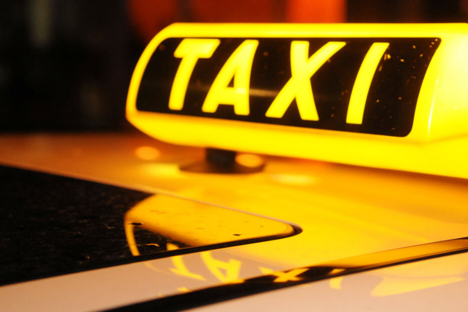 Ein Taxifahrer hat einen Jugendlichen überrollt und wird gesucht. (Symbolbild)