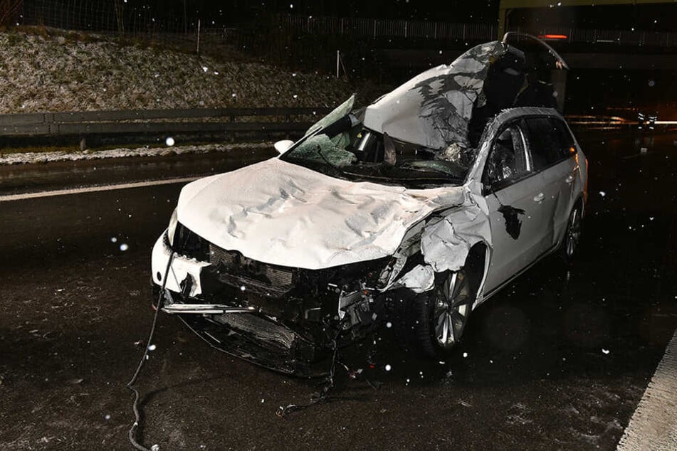 Der Fahrer konnte nicht mehr ausweichen, sein Wagen wurde völlig zerstört.
