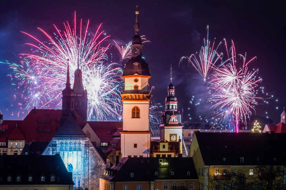 Mit einem bunten Silvesterfeuerwerk begrüßten die Chemnitzer das neue Jahr, das viele Highlights und Neuerungen für die Stadt bereit hält.