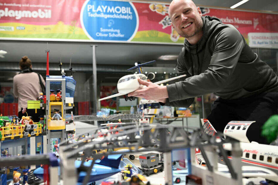 Playmobil-Fan Oliver Schaffer vor einem kompletten Flughafen mit den kultigen Plastik-Figuren.