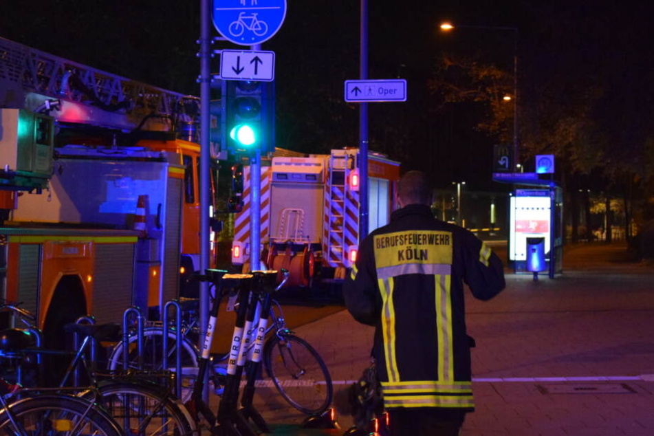 Die Feuerwehr an den Gleisen in Köln-Deutz.
