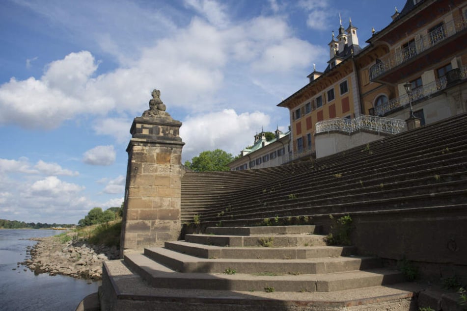 Die Freitreppe des Wasserpalais im Schloss Pillnitz diente früher zum Besteigen der Gondeln auf der Elbe.