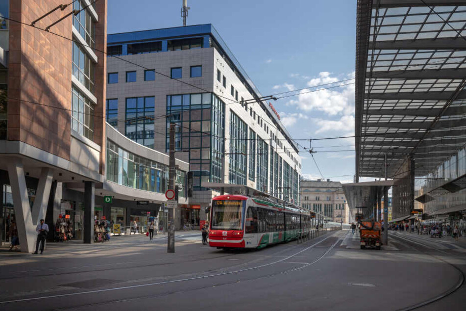 Die AfD war mit ihren Wahlkampfstand am Sonnabend am Übergang Zentralhaltestelle/Straße der Nationen (linker Foto-Bereich). Dort kam es zur Rangelei. (Symbolbild)