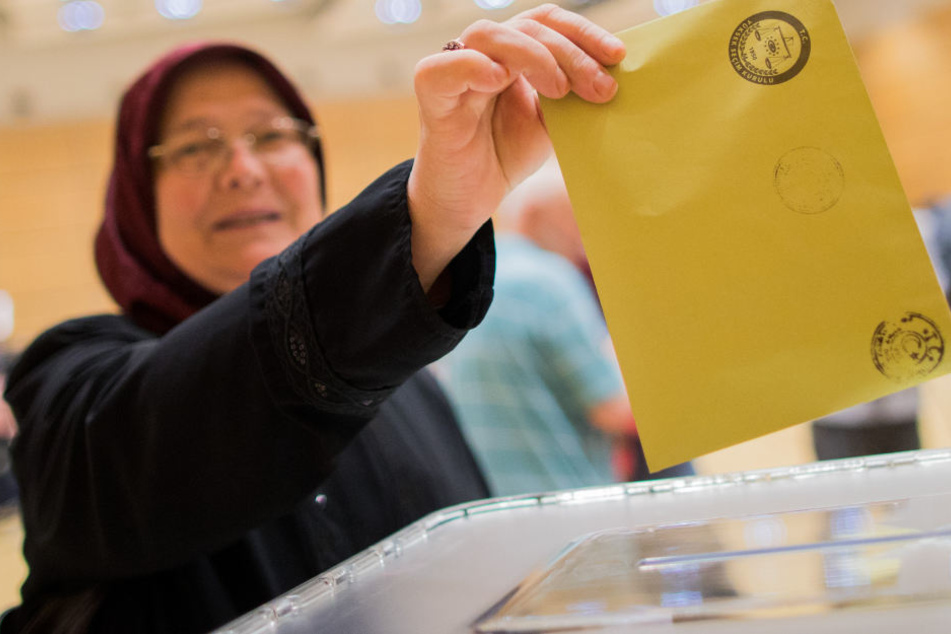 Die Wahlberechtigte Hatice Güner wirft ihren Wahlzettel in die Urne eines Essener Wahllokals.