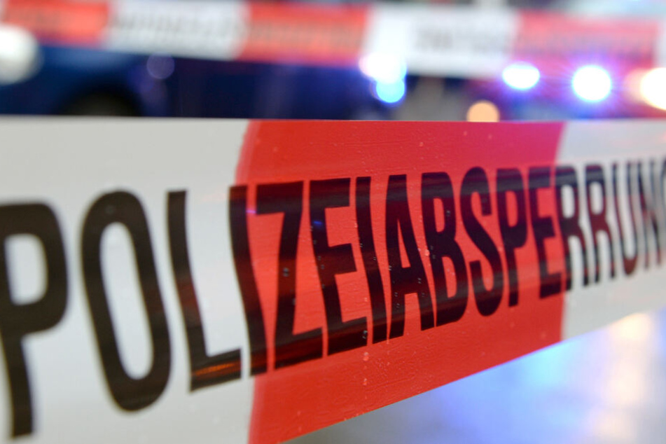 Ein Flatterband mit der Aufschrift "Polizeiabsperrung". (Symbolbild)