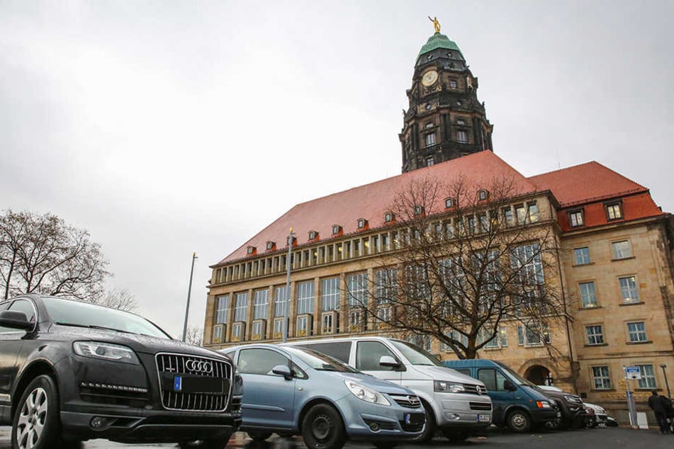 Um dringend benötigte Parkplätze zu schaffen, darf ab sofort auf dem Rathaus-Vorplatz geparkt werden.