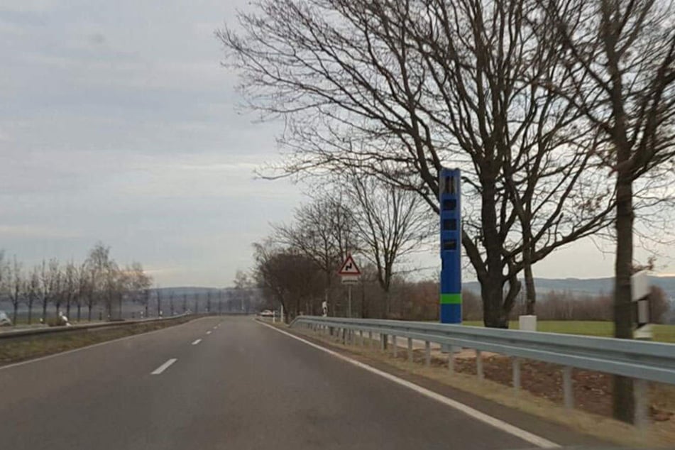 An der B173 stand die erste Kontrollsäule in Sachsen und sorgte für mächtig Aufsehen.