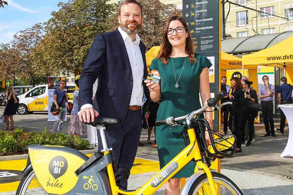 Die DVB-Mitarbeiter Julia Keller (30) und Martin Gawalek (41) an Dresdens erstem "Mobipunkt" am Pirnaischen Platz. 75 weitere schwarz-gelbe Mobilitäts-Drehkreuze soll es bald in der ganzen Stadt geben.