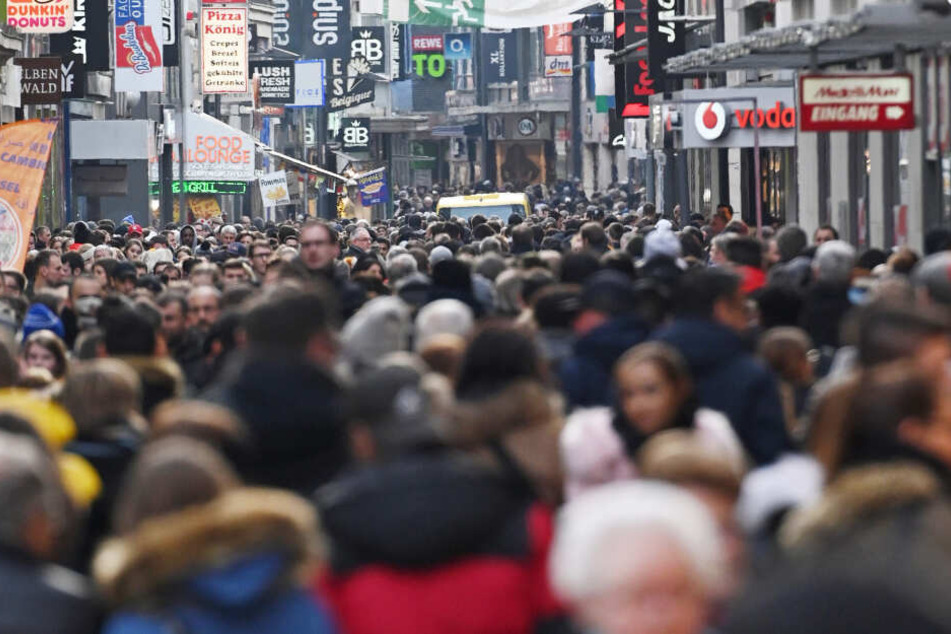 Enormes Gedränge ist in vielen Einkaufsstraßen in NRW zur Weihnachtszeit normal.